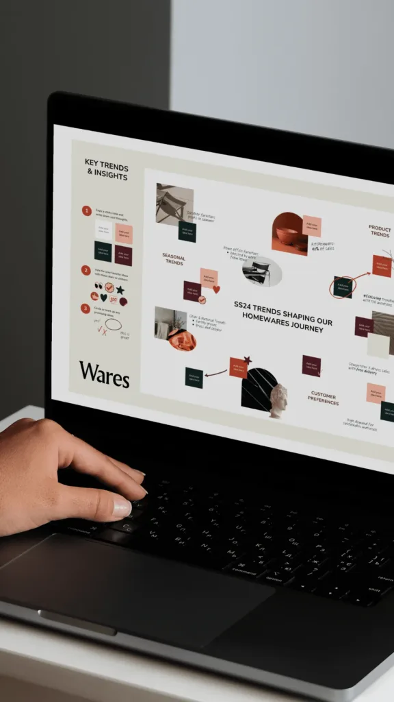 Integrante del equipo de KIKU trabajando en una laptop con una presentación de diseño en pantalla